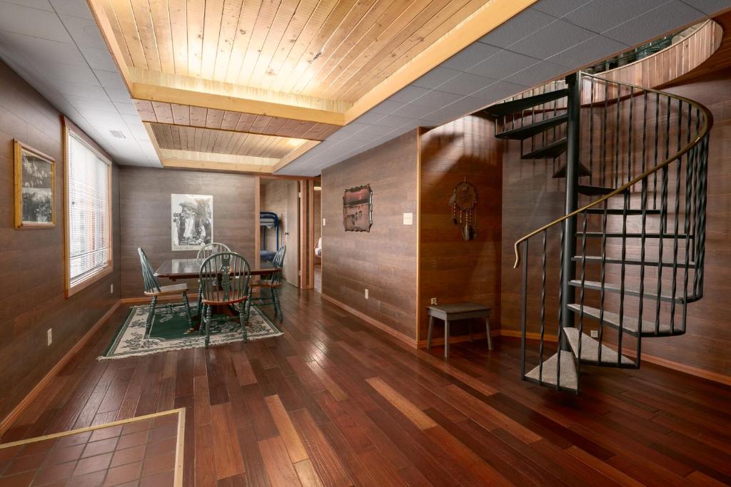 Creekside Cabin photo 2