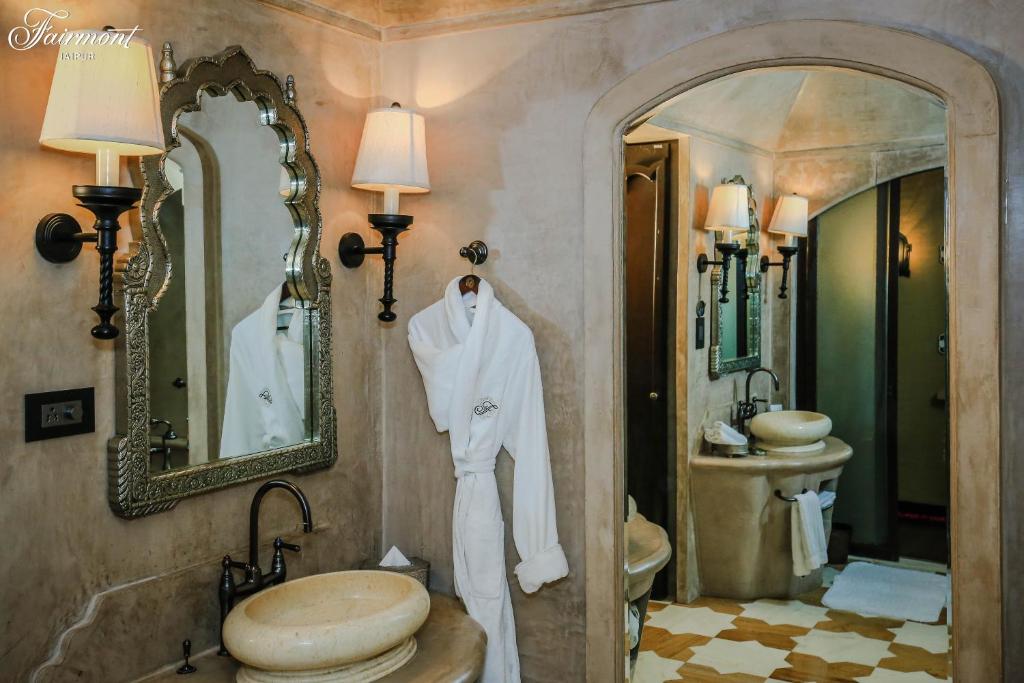Двухместный (Фирменный номер с кроватью размера «king-size» и окном), Fairmont Jaipur