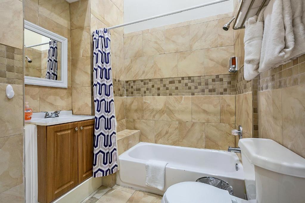 Stylish 4BR condo in Downtown by Hosteeva - Tap to explore photos
