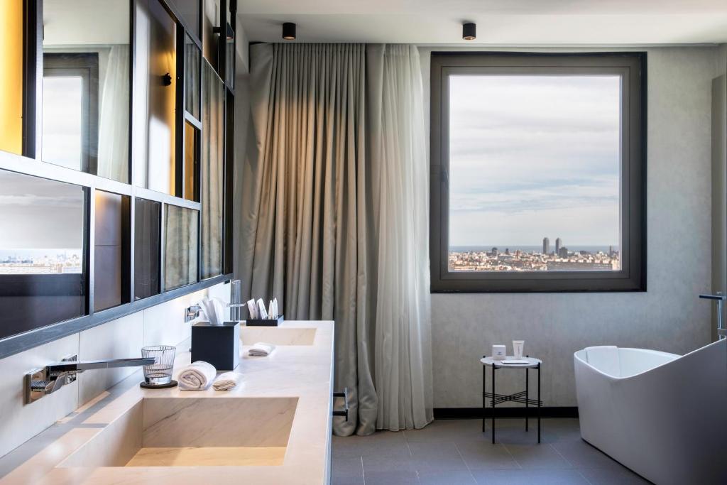 Сьюит (Люкс Great Wish с кроватью размера «king-size»), Hotel SOFIA Barcelona, in The Unbound Collection by Hyatt
