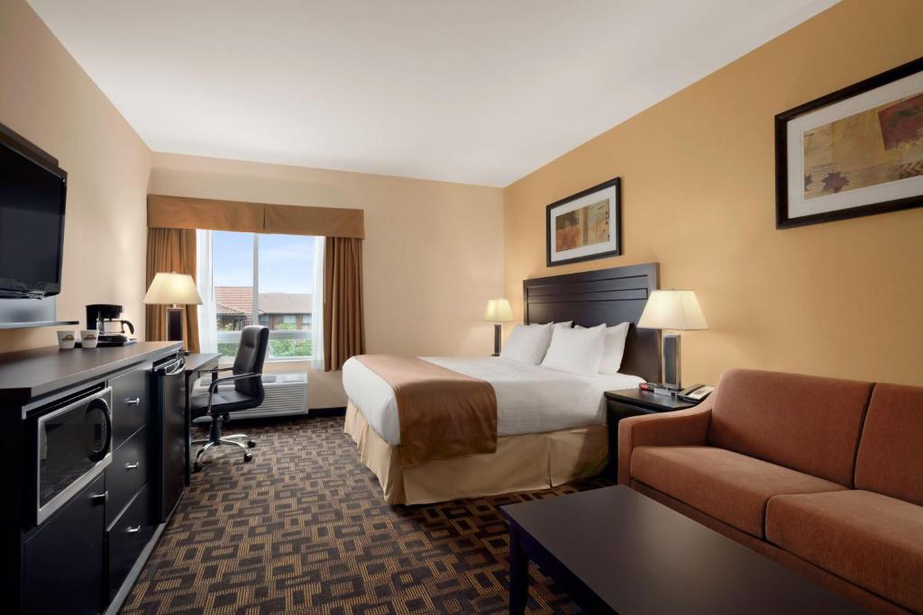 Days Inn & Suites by Wyndham Winnipeg Airport Manitoba photo 1