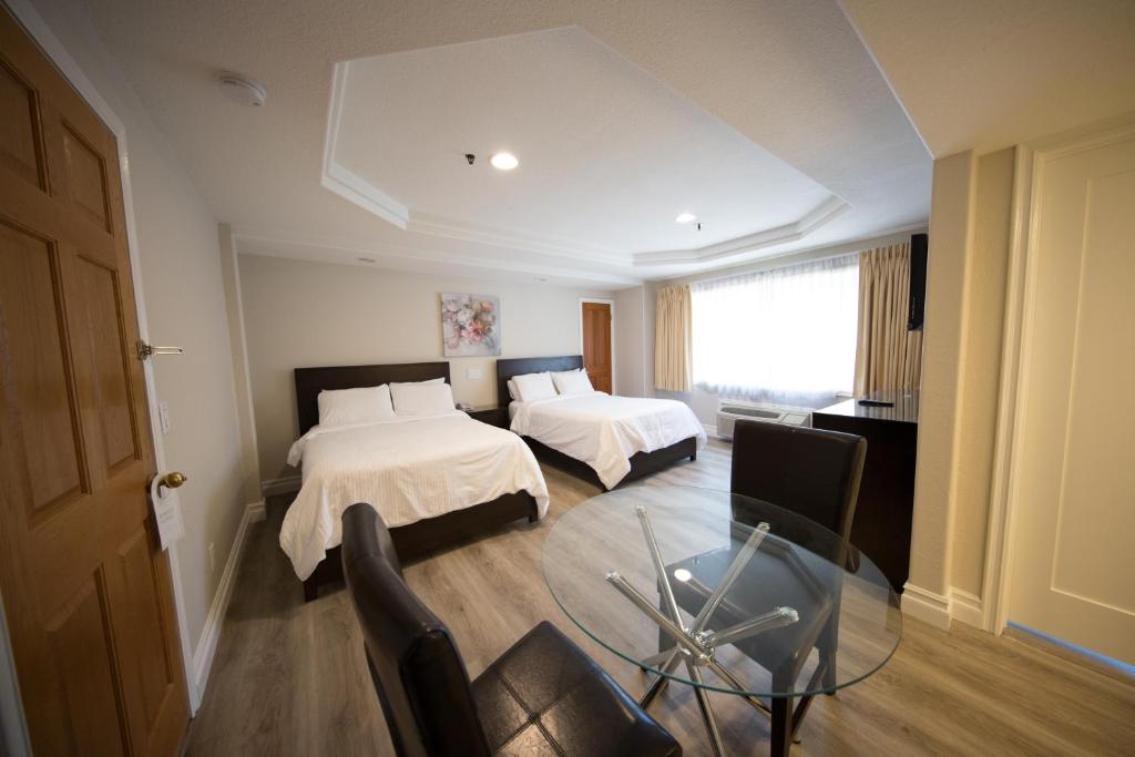 Семейный (Номер Делюкс с 2 двуспальными кроватями), Wilshire Crest Hotel