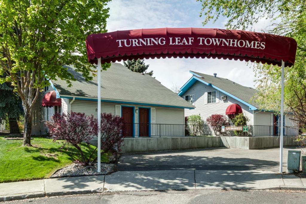 Turning Leaf Townhome Suites photo 4