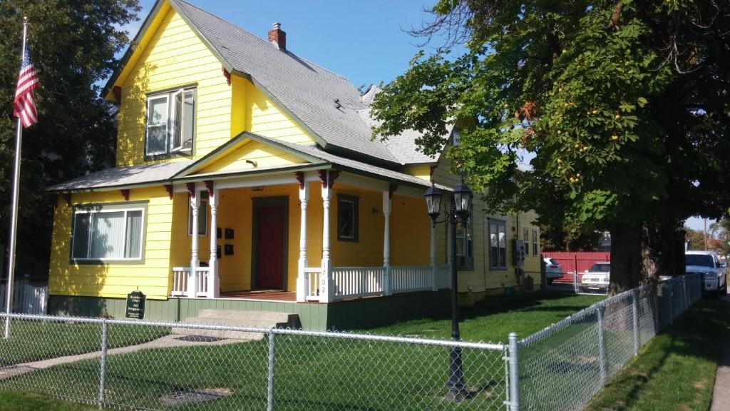Maple Leaf Manor Suites image