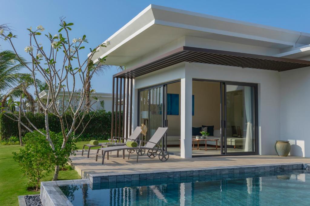 Сьюит (Вилла класса Level с 2 спальнями и собственным бассейном), Melia Ho Tram Beach Resort