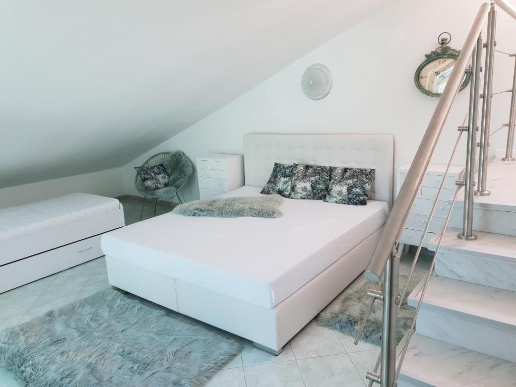 Azur Pearl with free EV Ch-Station photo 4