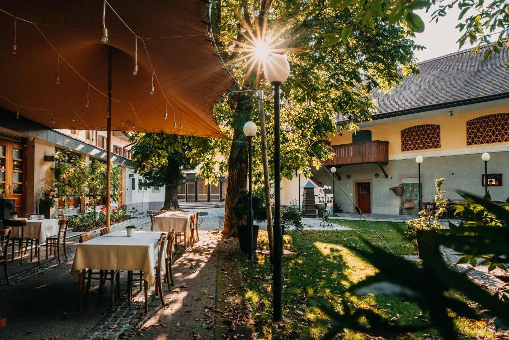 Hotel Dvor Jezersek Brnik photo 1