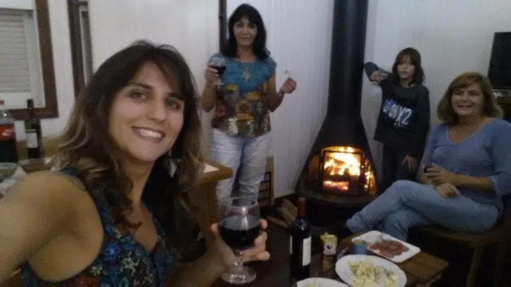 Chale de Madeira - Lareira e Fogueira---lindo gramado com mesa para café da manhã, churrasqueira e fogueira photo 3