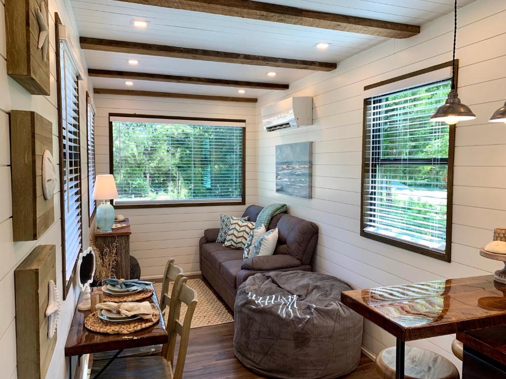 The Shoreline Container Home 12 min to Magnolia Silos and Baylor photo 2