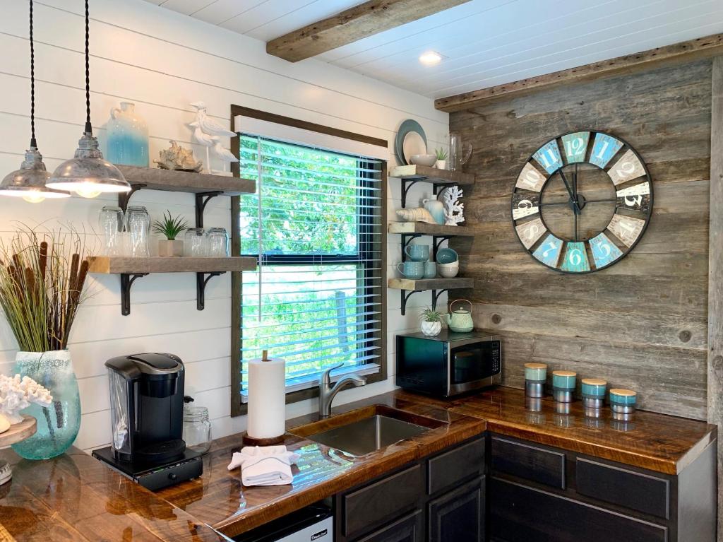 The Shoreline Container Home 12 min to Magnolia Silos and Baylor photo 3
