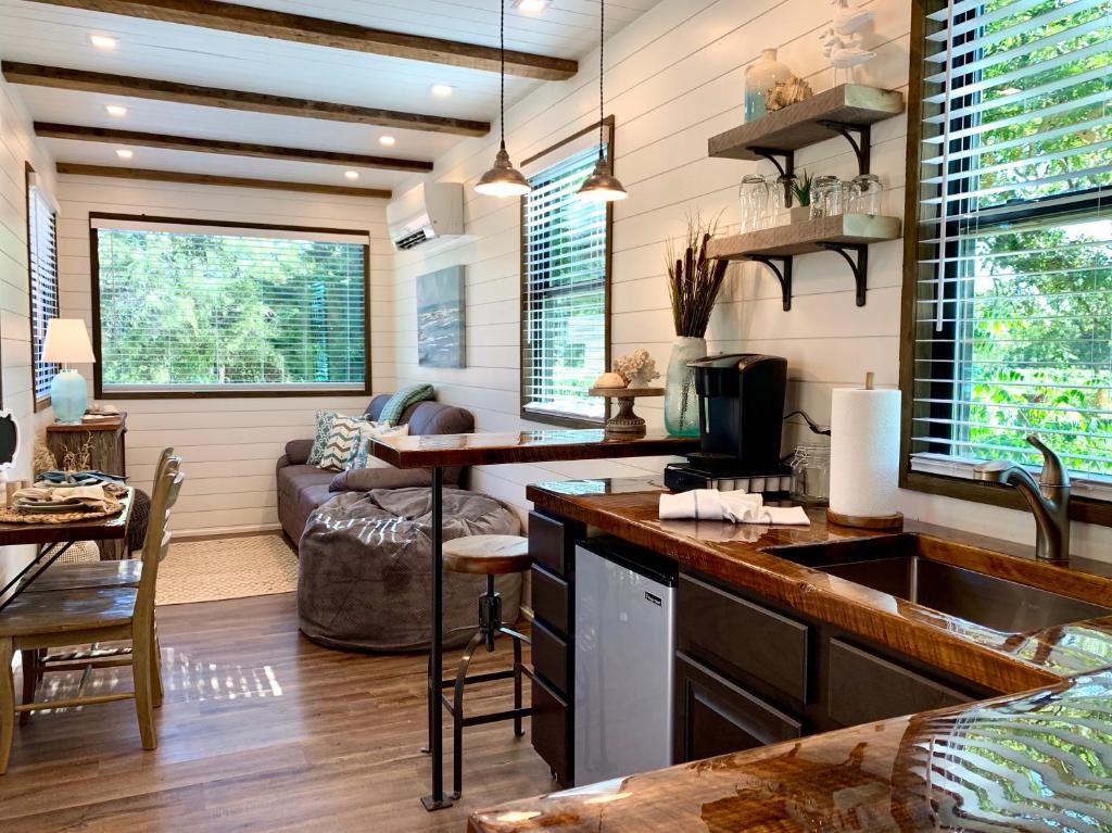 The Shoreline Container Home 12 min to Magnolia Silos and Baylor photo 1