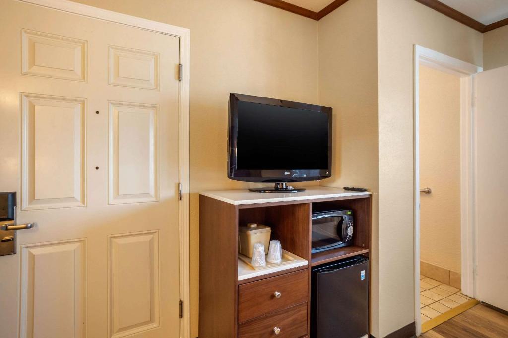 Двухместный (Accessible Room, 1 King Bed, Roll-In Shower, Non Smoking), Comfort Inn San Diego Airport At The Harbor