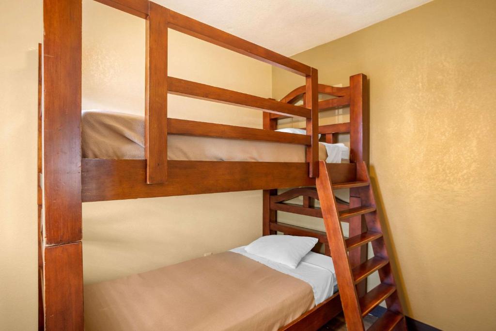 Семейный (Deluxe Room, 1 King Bed and Bunk Bed, Non Smoking), Comfort Inn San Diego Airport At The Harbor