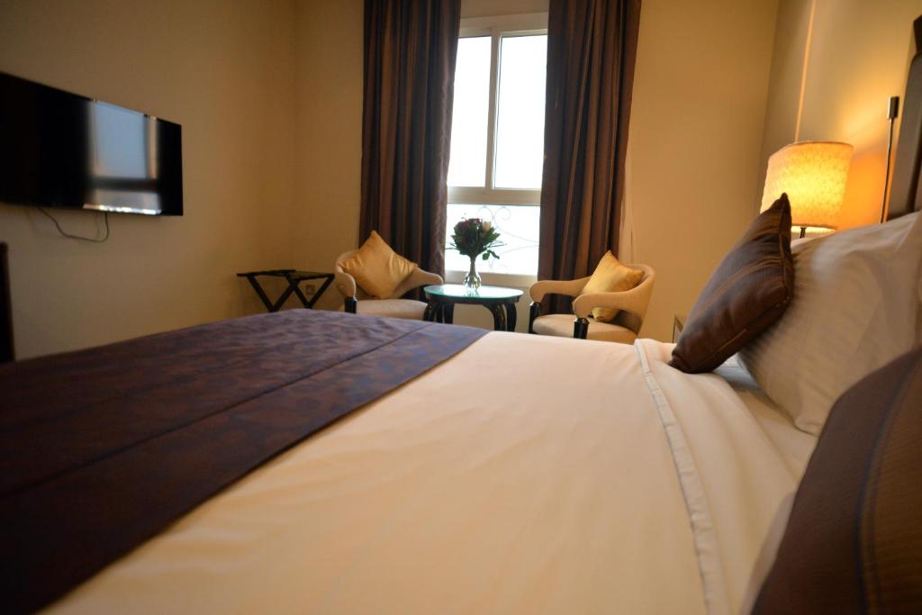 Двухместный (Номер Делюкс с кроватью размера «king-size»), Strato Hotel By Warwick