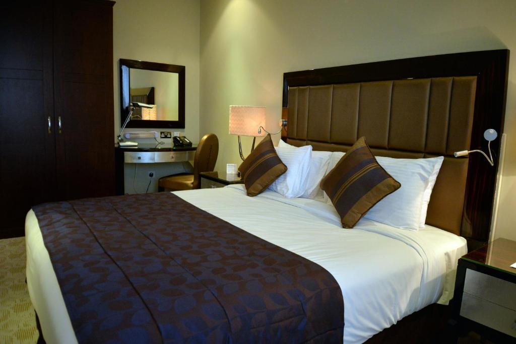 Сьюит (Полулюкс), Strato Hotel By Warwick