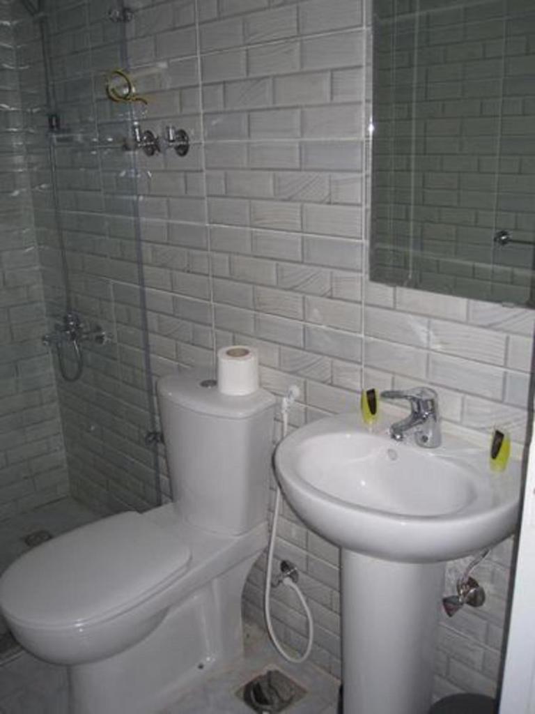 Одноместный (Одноместный номер с собственной ванной комнатой), Azar Hotel