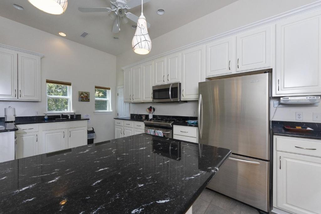 Harbor Delight On The Bay - Private Sandy Beach! Home photo 4