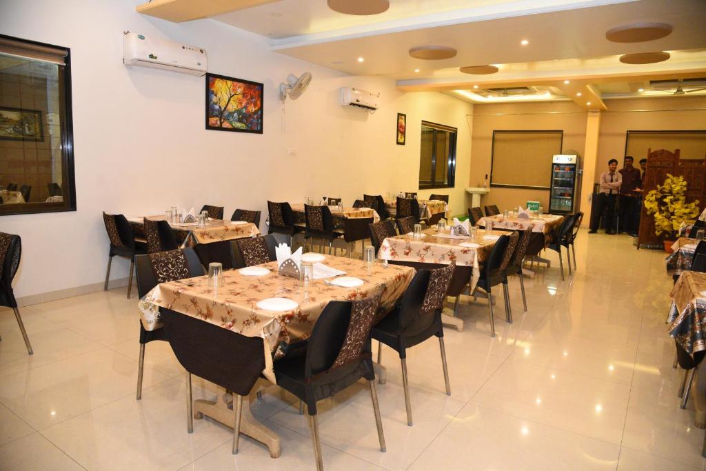 Hotel Gulmohar Pride photo 1