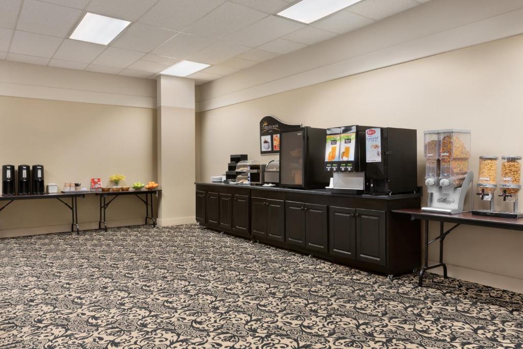 Days Inn & Suites by Wyndham Sault Ste. Marie ON - Tap to explore photos