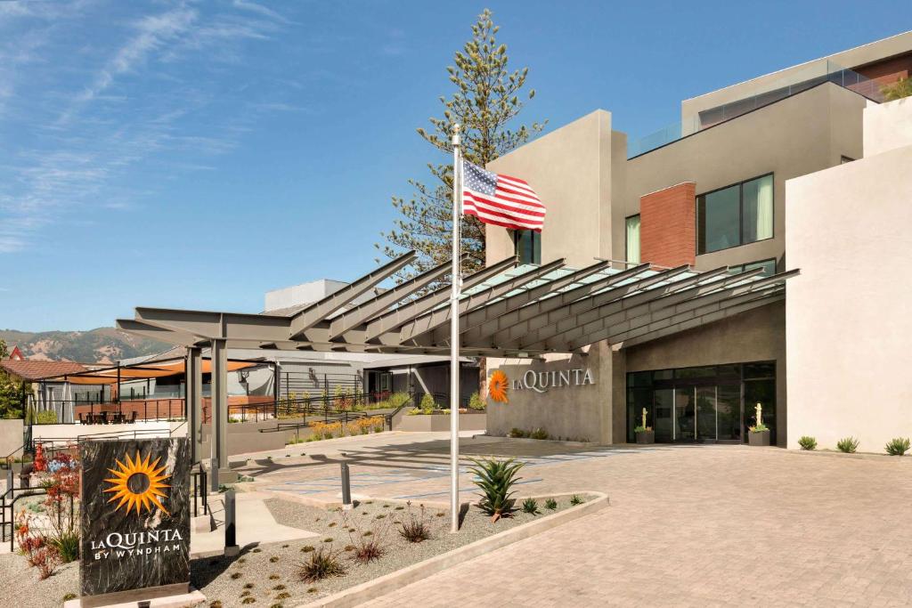 La Quinta Inn & Suites by Wyndham San Luis Obispo Downtown image