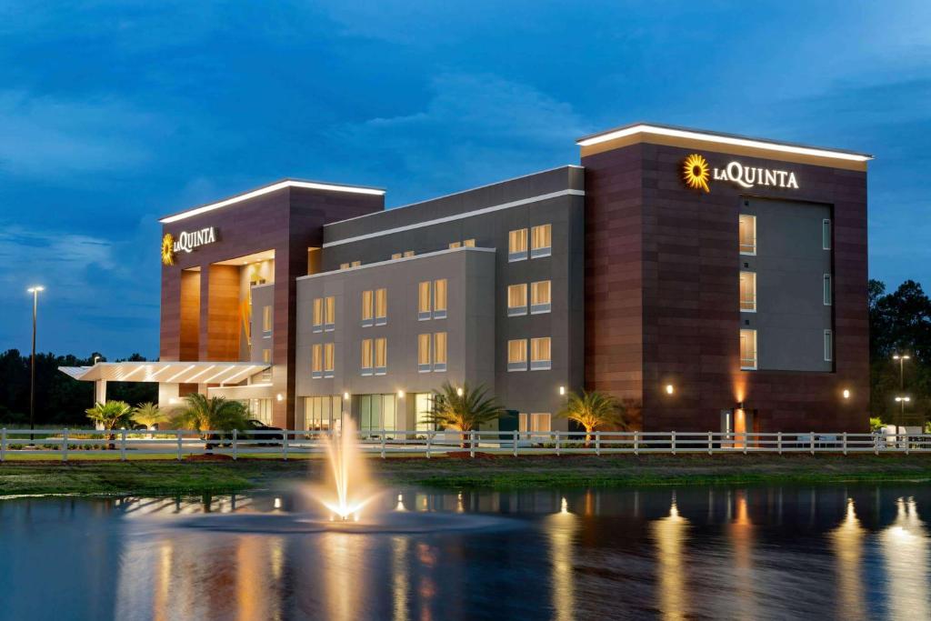 La Quinta Inn & Suites by Wyndham Brunswick/Golden Isles image