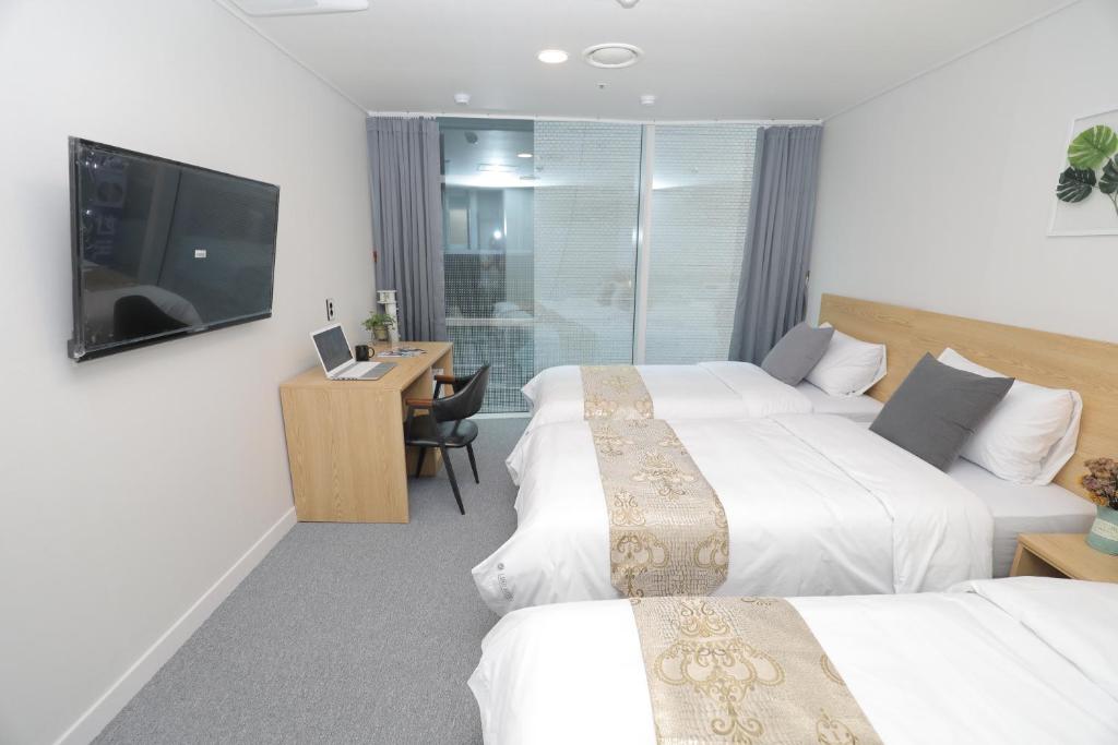 Трехместный (Улучшенный трехместный номер), Line Hotel Myeongdong