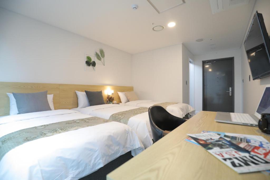 Трехместный (Улучшенный трехместный номер), Line Hotel Myeongdong