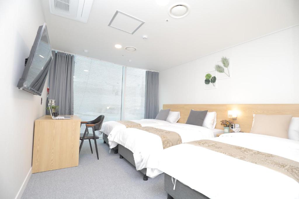 Трехместный (Улучшенный трехместный номер), Line Hotel Myeongdong