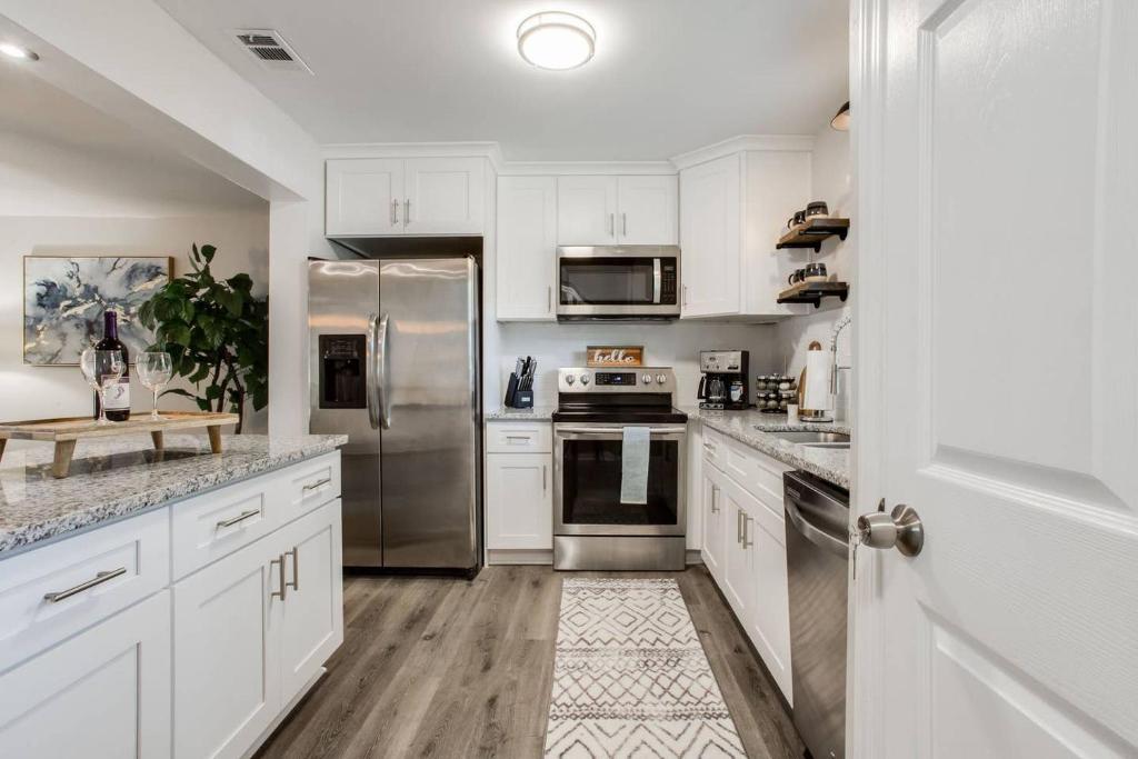 Modern + Cozy Townhome - minutes to Avalon w/king image