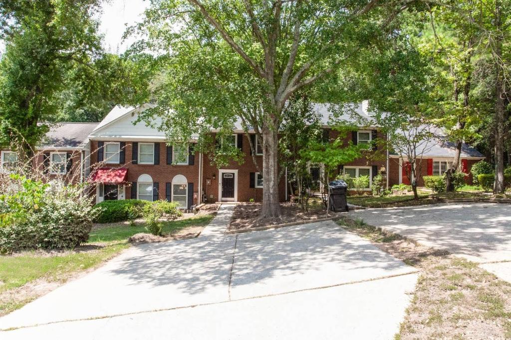 Modern + Cozy Townhome - minutes to Avalon w/king photo 1