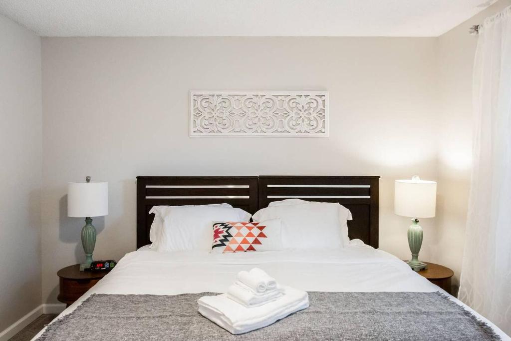 Modern + Cozy Townhome - minutes to Avalon w/king photo 2
