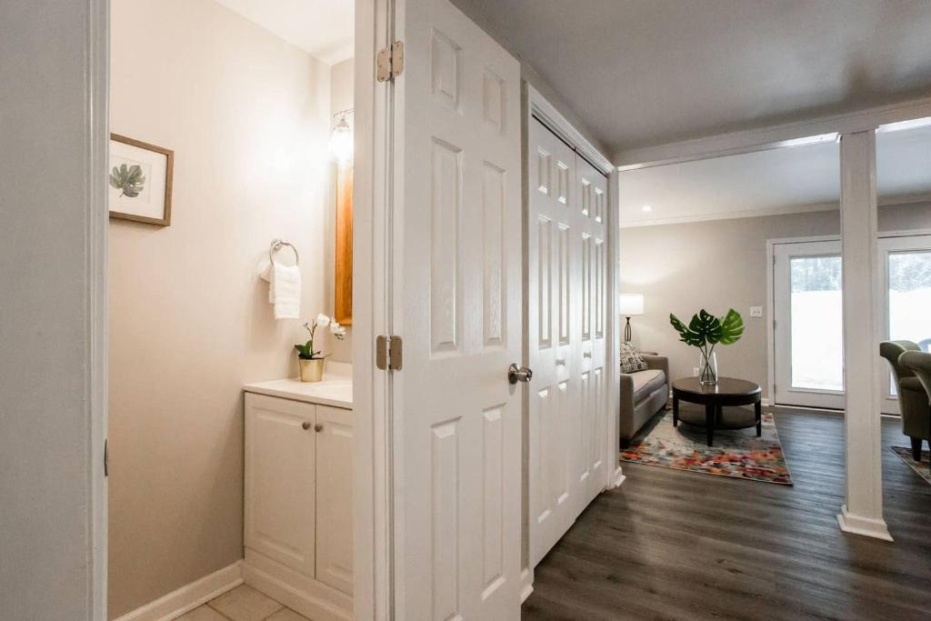 Modern + Cozy Townhome - minutes to Avalon w/king photo 3