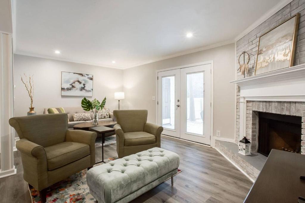 Modern + Cozy Townhome - minutes to Avalon w/king photo 4