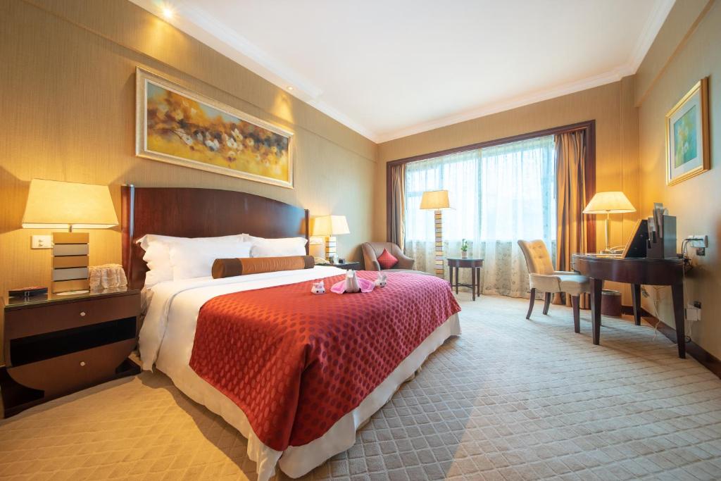 Двухместный (Номер Делюкс с кроватью размера «king-size»), Grand International Hotel