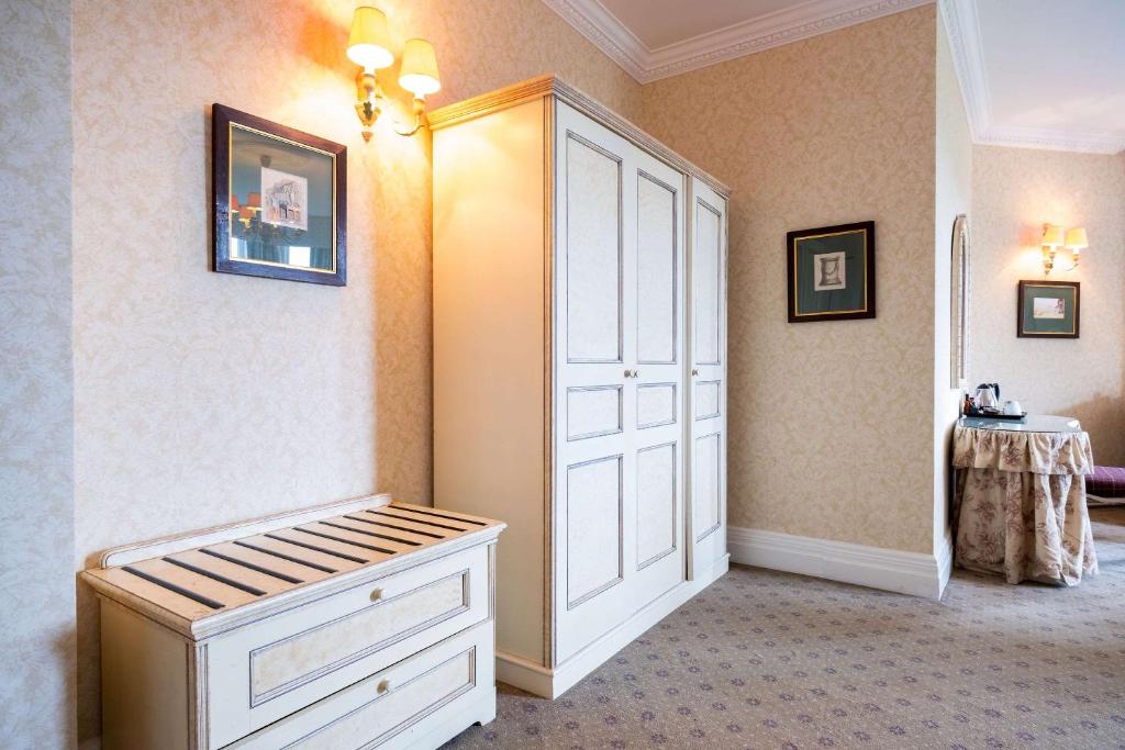 Makeney Hall Hotel - Tap to explore photos