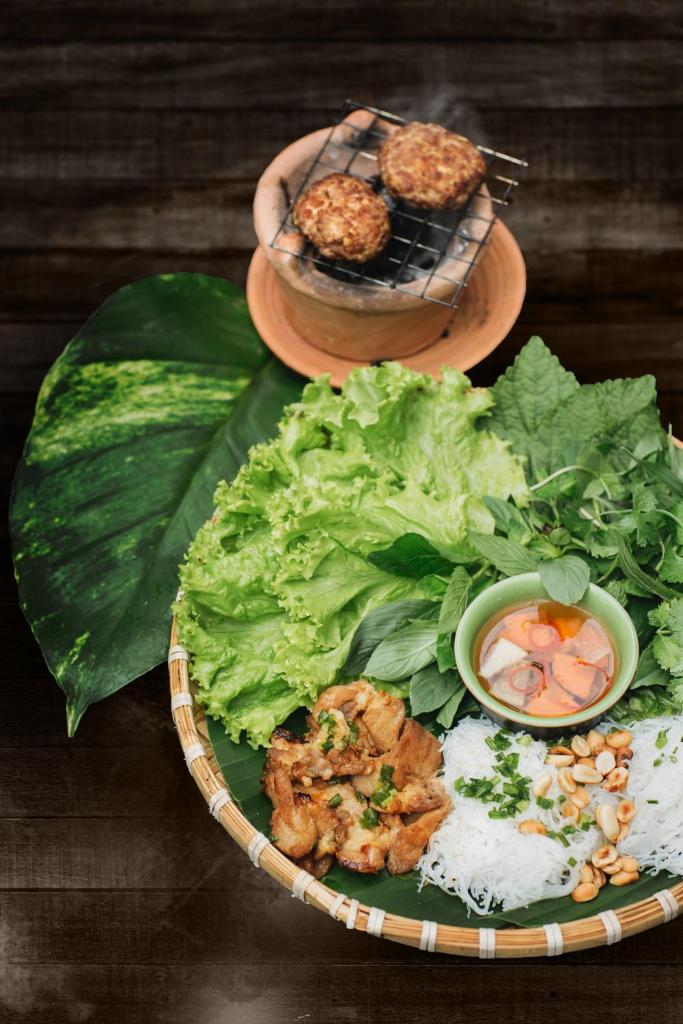 Khách sạn ÊMM