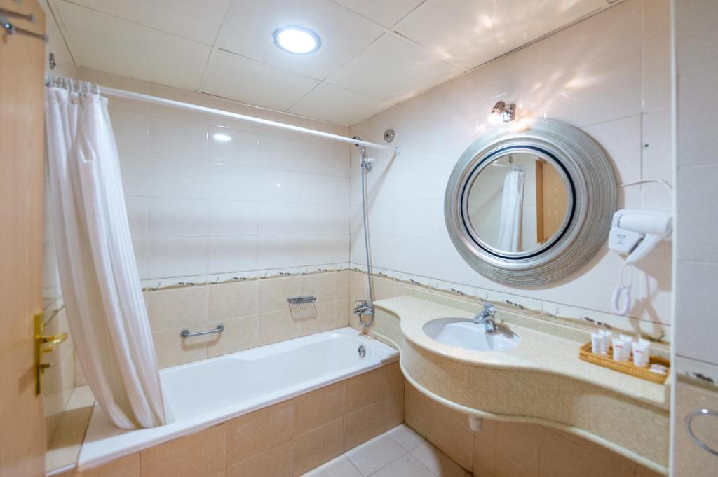 Трехместный (Стандартный трехместный номер), Отель Crystal Plaza Hotel
