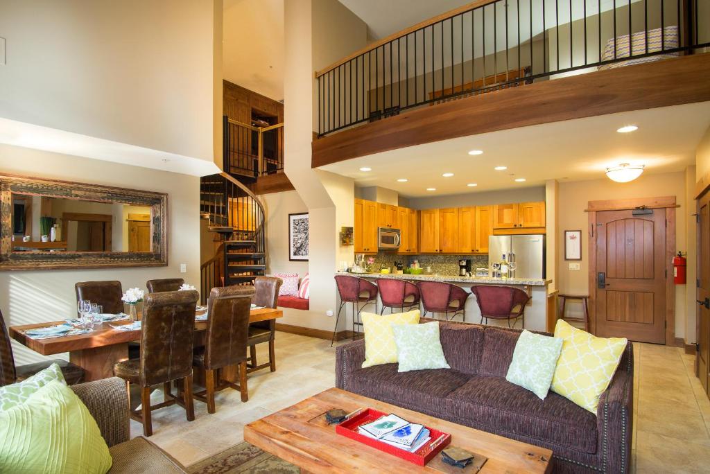 2 Bedrooms w/ Large Loft + 2.5 Baths - Sleeps 8. Free Grocery Delivery! image