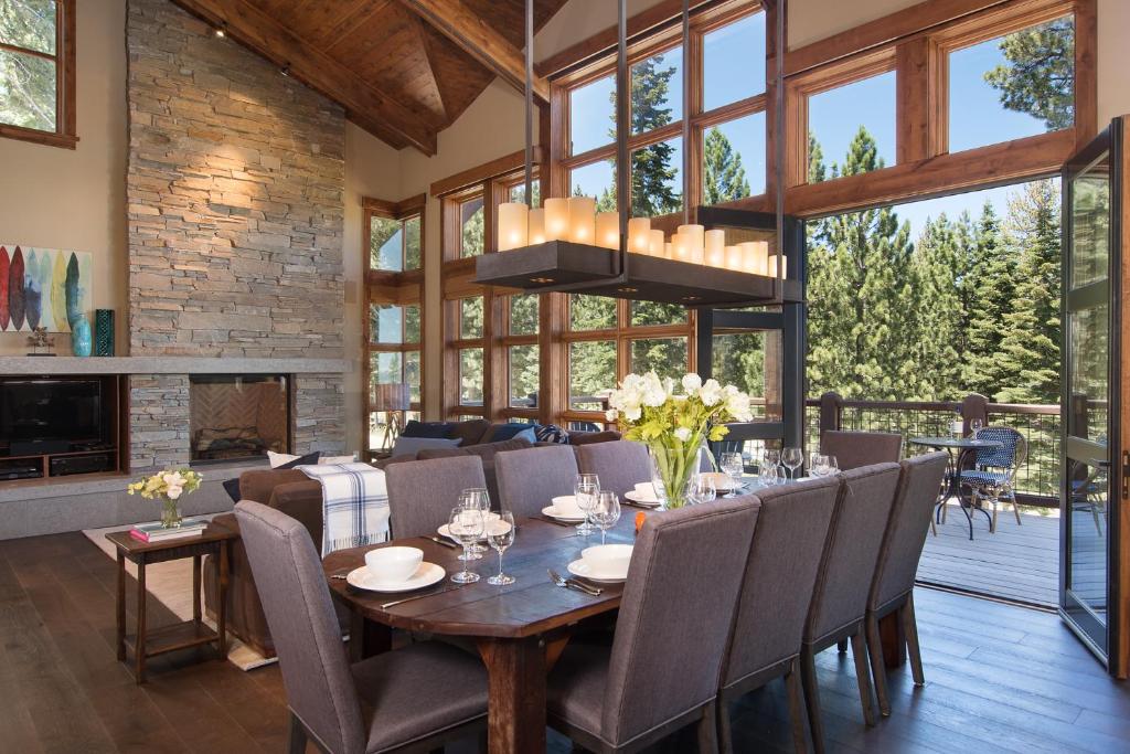 Luxury 4BD True Ski-In/Ski-Out Mid-Mountain Residence - Trailside Northstar image