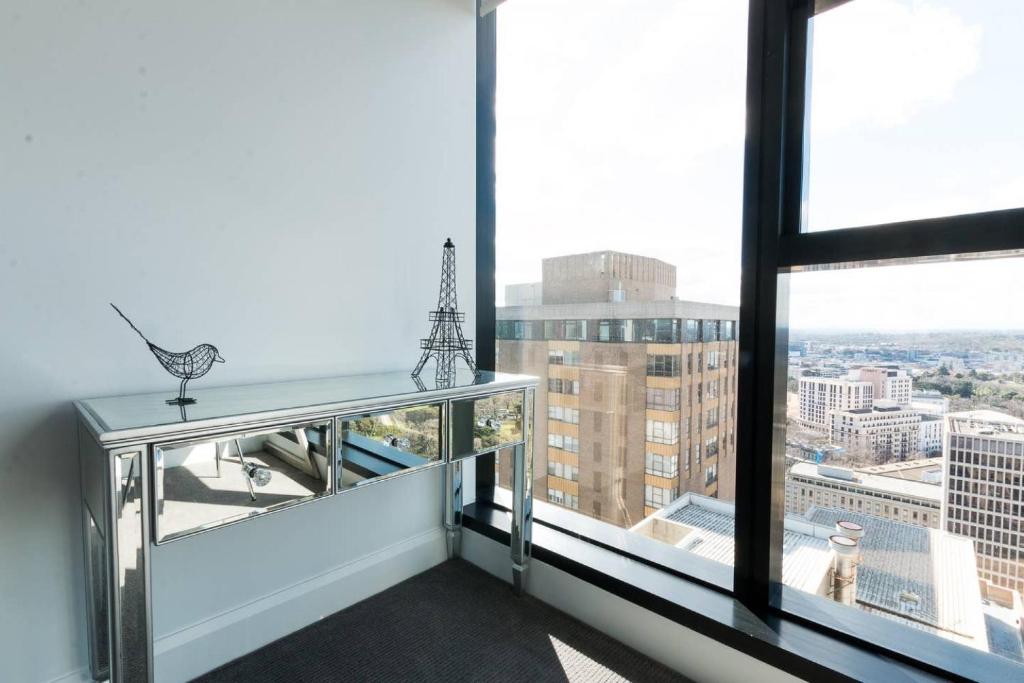 Owen · Soaring City Views Central Location photo 1