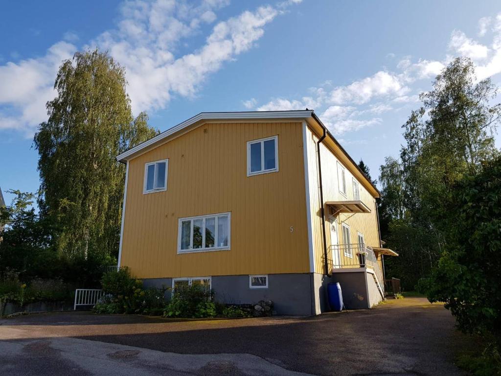 Lovely, spacious apartment with free parking - Tap to explore photos