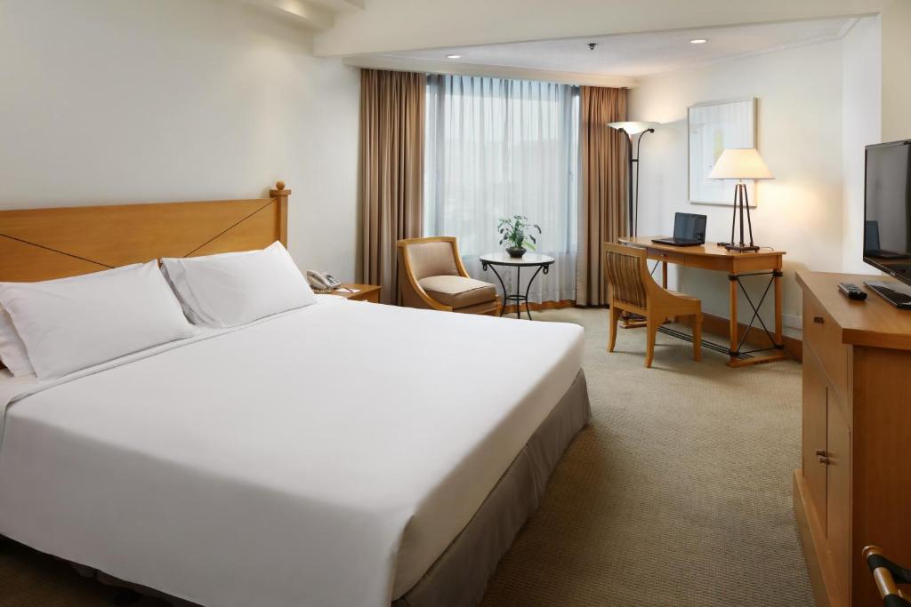 Двухместный (Улучшенный номер с кроватью размера «king-size»), The Heritage Hotel Manila