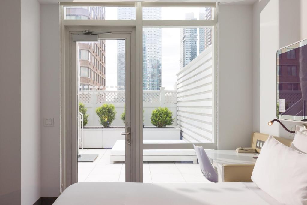 Двухместный (Полулюкс First Class с кроватью размера «king-size» и террасой), YOTEL New York Times Square