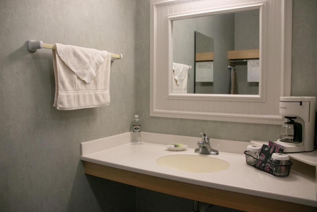 Essenhaus Inn & Conf. Center photo 2