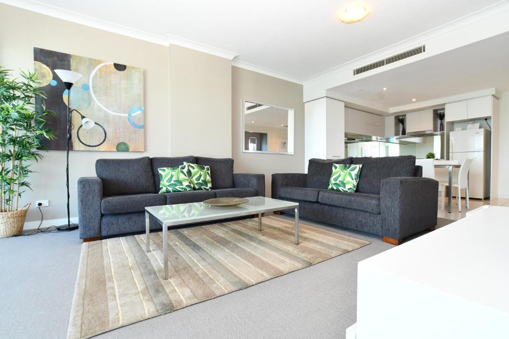 Silvershore Apartments on the Broadwater - Tap to explore photos