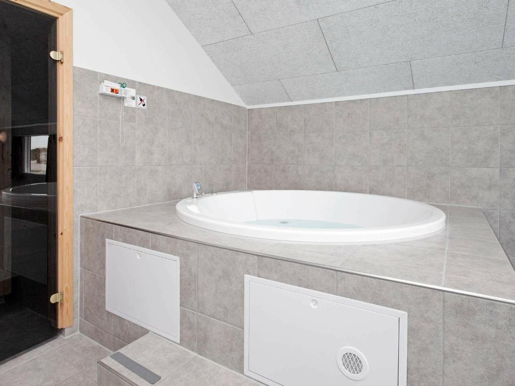 Five-Bedroom Holiday home in Bogense photo 4