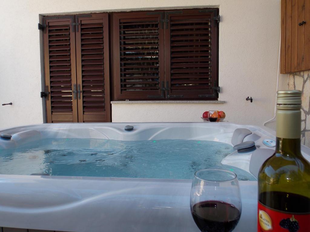 Apartment with private garden, hot tub, WiFi, SAT TV, Klima, near beach photo 1