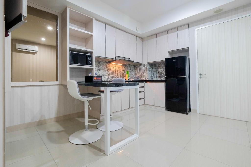 Comfy and Modern 2BR Grand Kamala Lagoon Apartment By Travelio photo 3