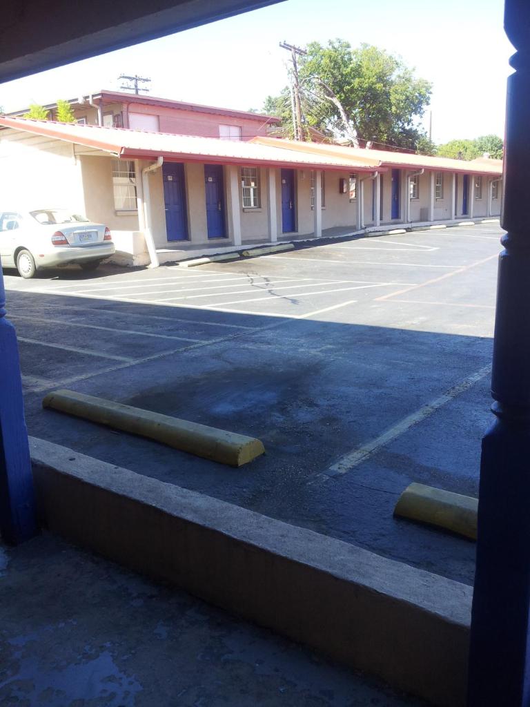 Deluxe Inn Austin photo 2