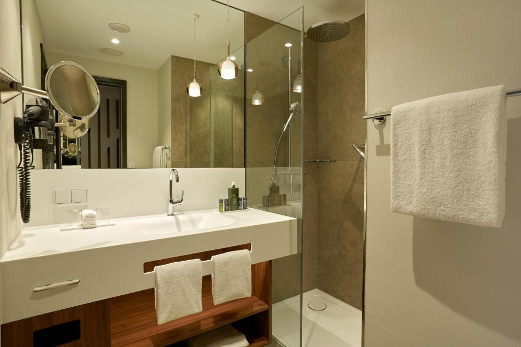 Двухместный (Улучшенный номер с кроватью размера «king-size»), Hyperion Hotel München